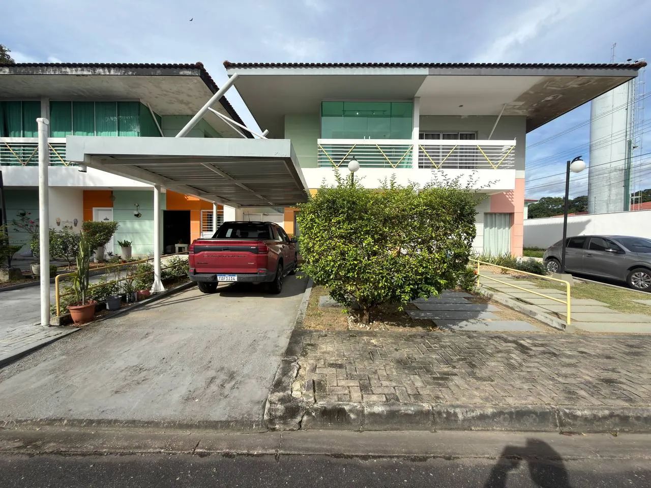 Casa dúplex em flores com 3 quartos sendo 1 suíte ampla, sala de estar e jantar, quintal e
