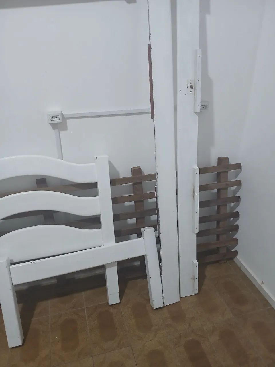 Cama solteiro em madeira maciça com estrado e colchão 