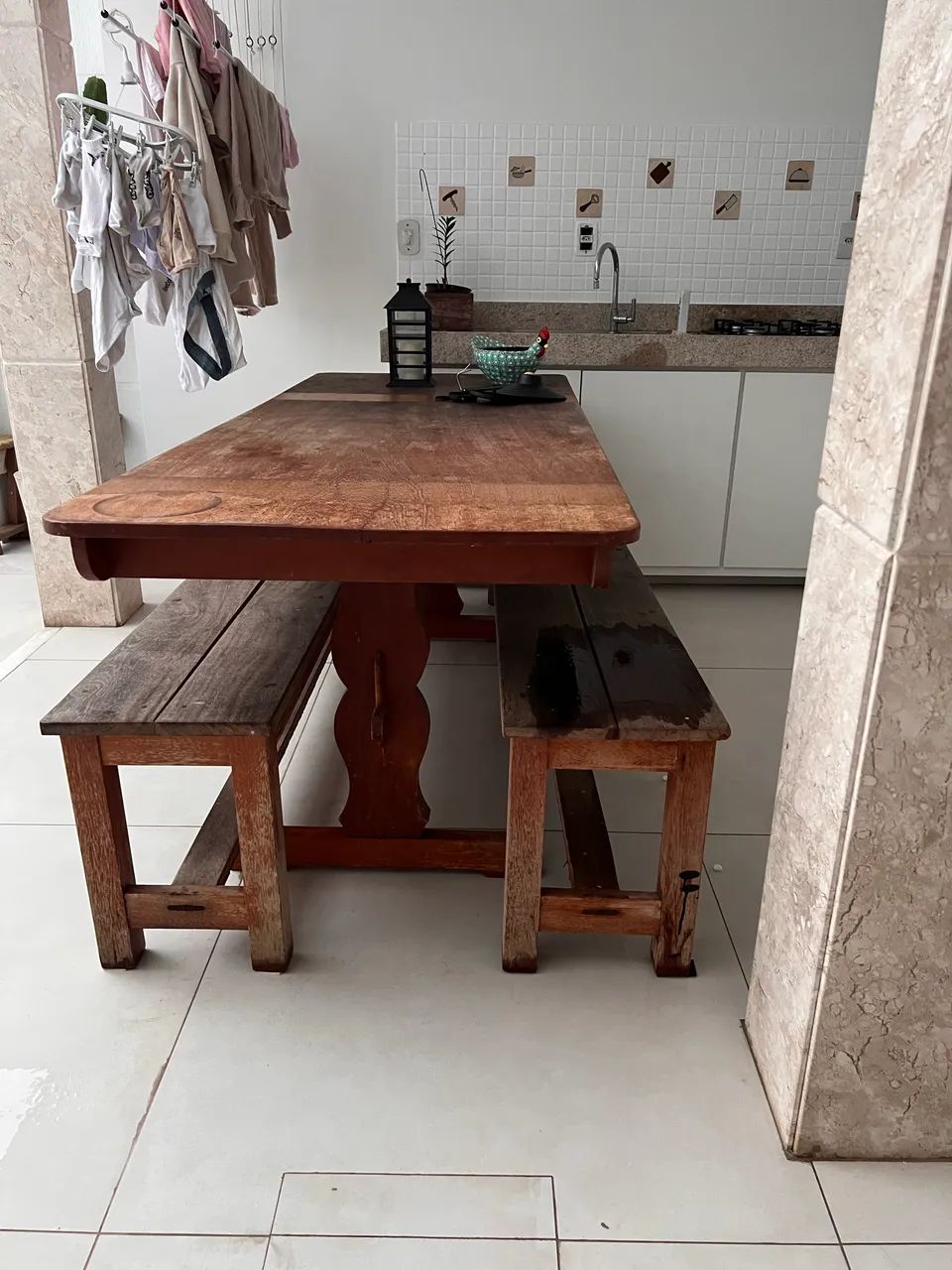 Mesa e bancos de madeira
