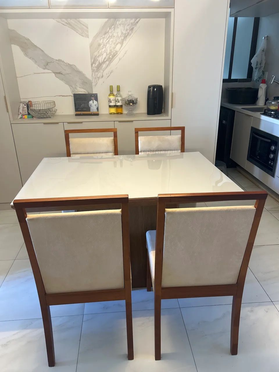 Mesa tampo de vidro com 4 cadeiras de madeira maciça  - Foto 3