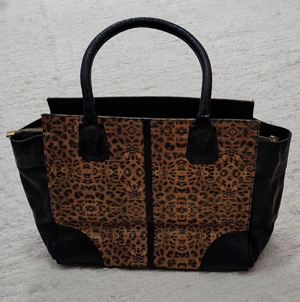 Bolsa Preta e Dourada Onça - loja Ferni - Foto 2