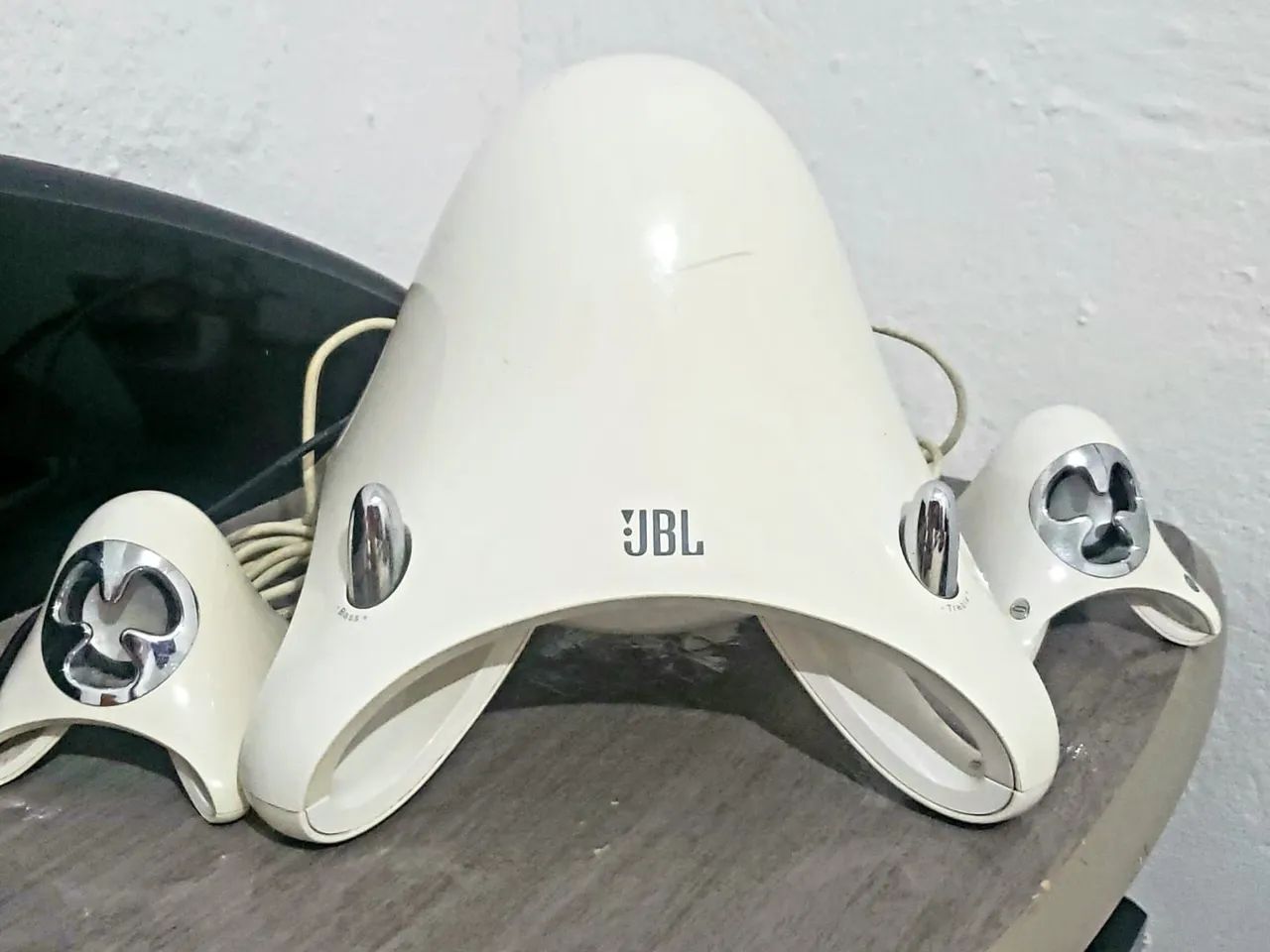 Caixa subwoofer JBL de mesa.