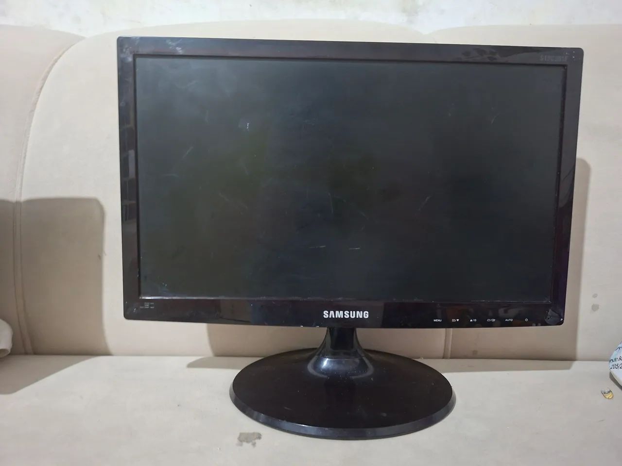 Monitor sansung 18.5 polegadas com cabo vga e fonte em um estado bom 60hz  - Foto 3