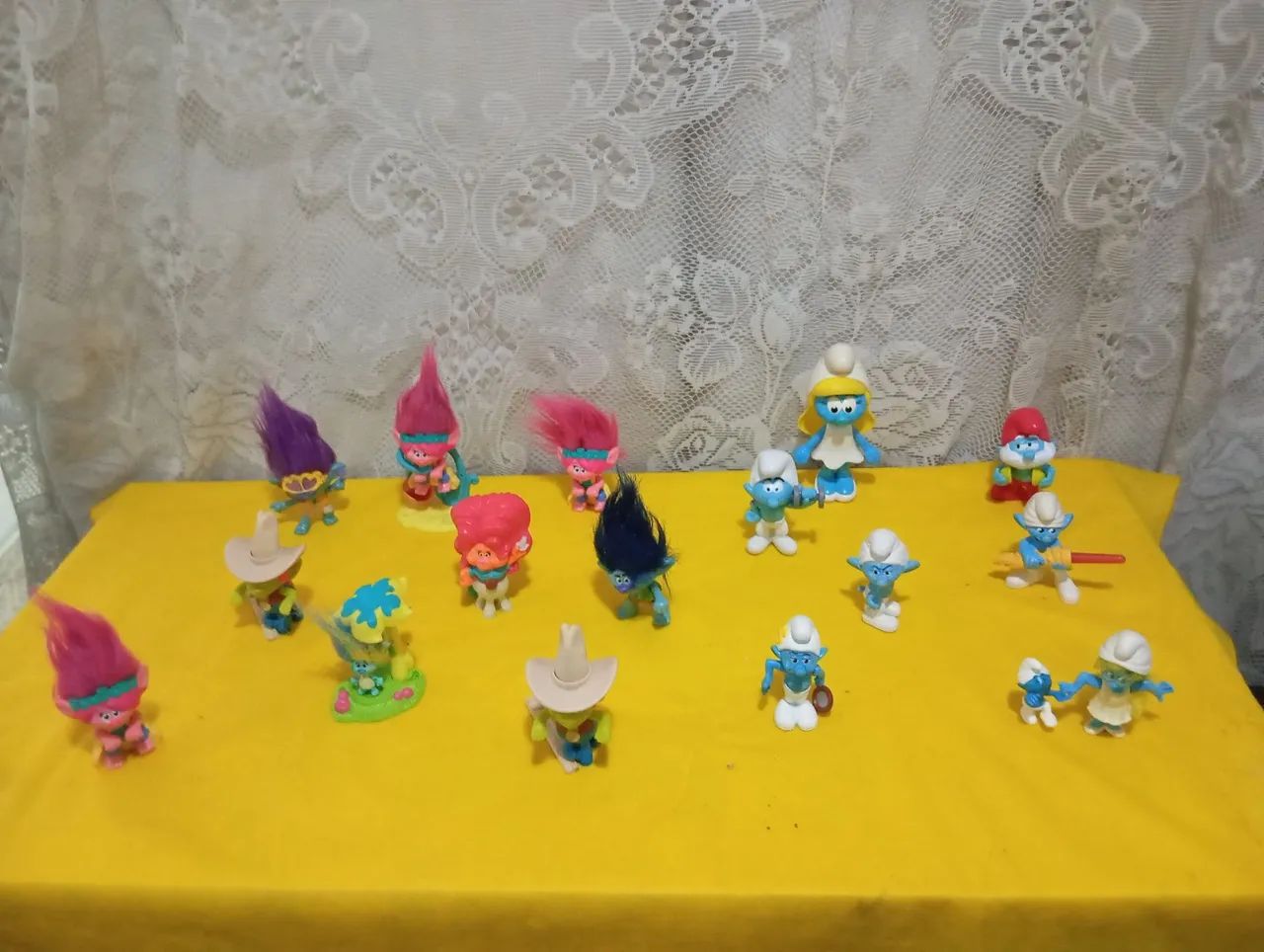 Lote de bonecos Smurf e trolls 