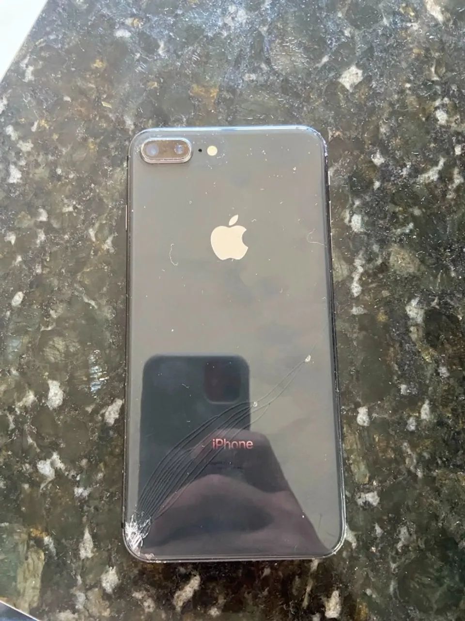 IPHONE 8 PLUS 64 GB COM TELA QUEBRADA MAS FUNCIONANDO  - Foto 2