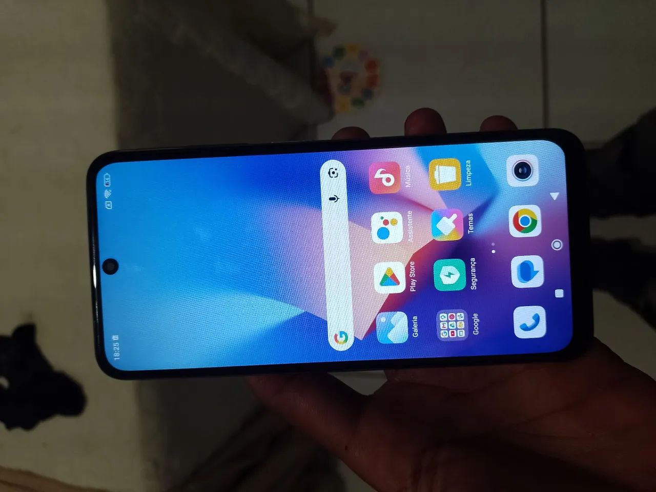 Redmi note 10. 4 gb de ram e 128 de memória interna.