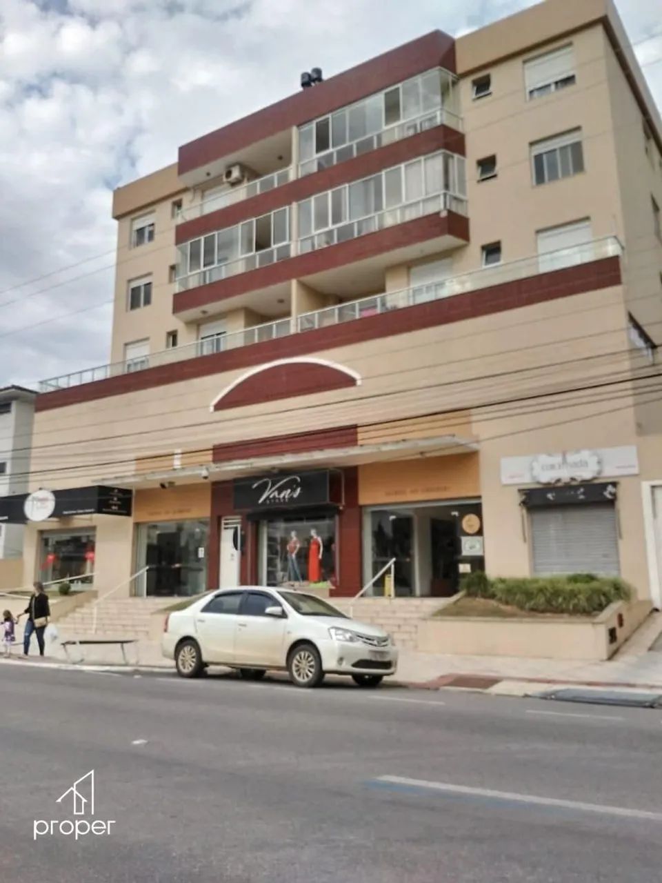 Sala de 17 m² para aluguel ou venda no Centro de Pelotas/RS.