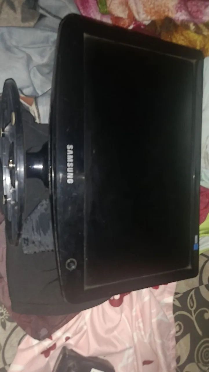 Monitor de 15.8 polegadas com problema na tela mais de resto 100%