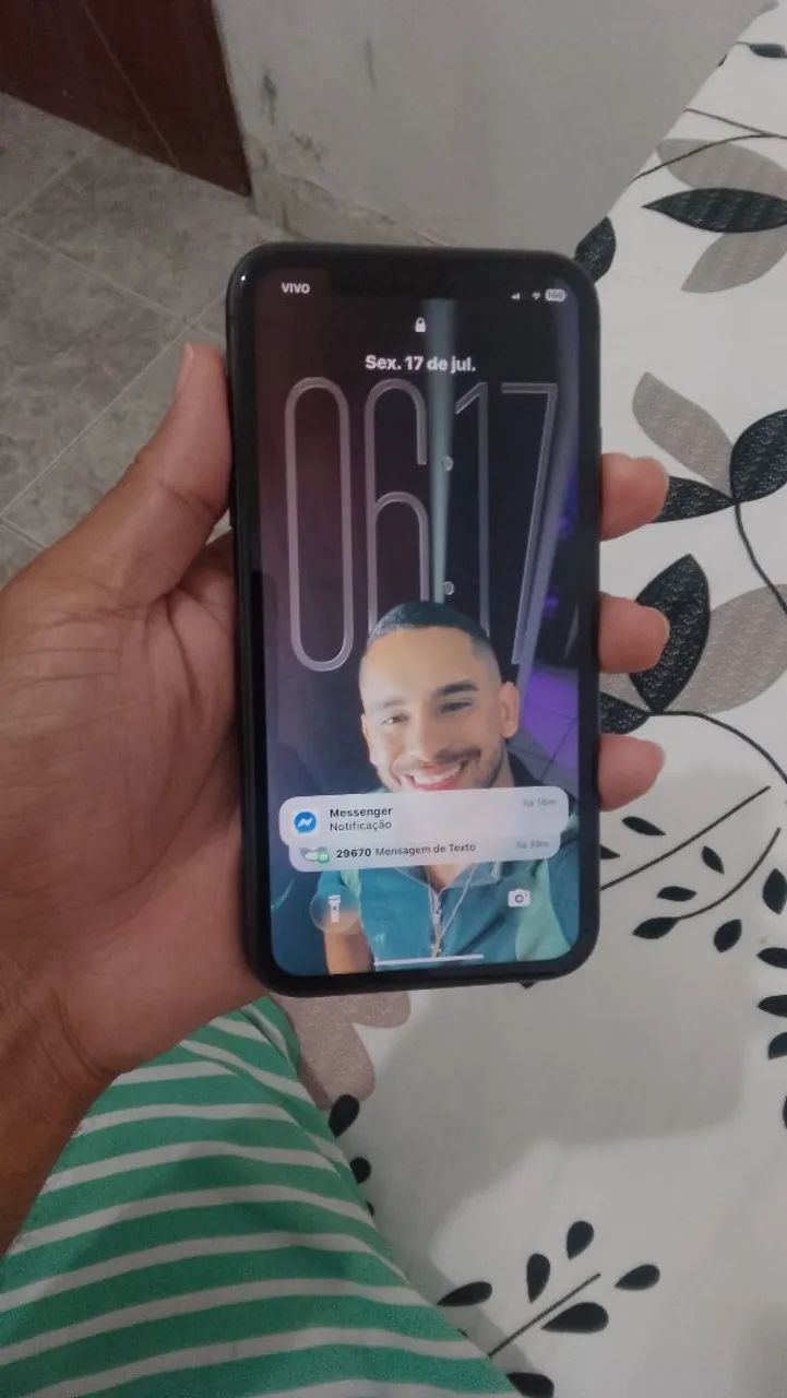 iPhone 11 Preto 64 Gigas Impecável  - Foto 2