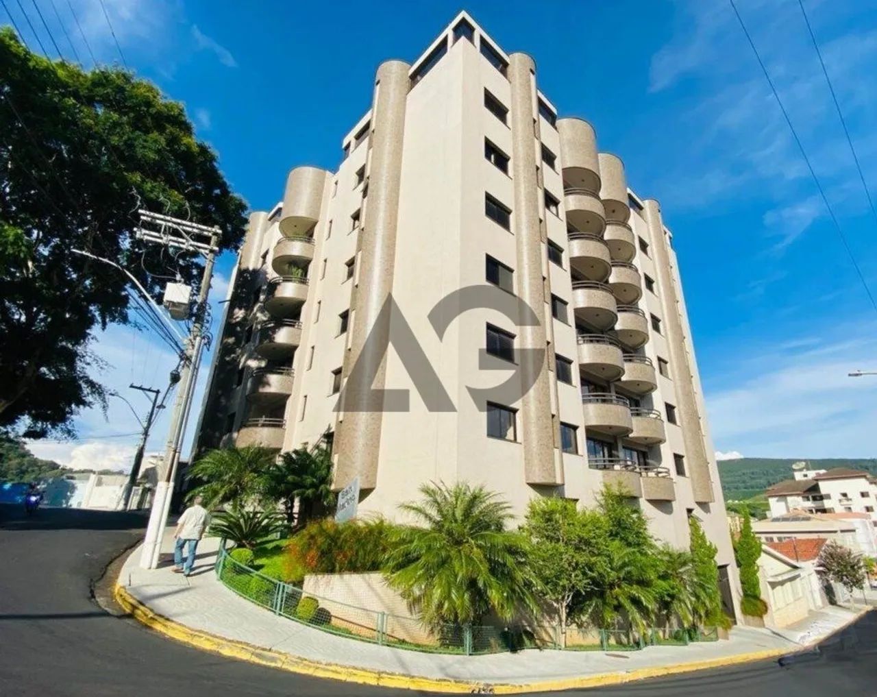 Apartamento | 3 Dormitórios | 1 Suíte |+ 1 Dormitório e W.C. na Área de Serviço | Ótima Lo