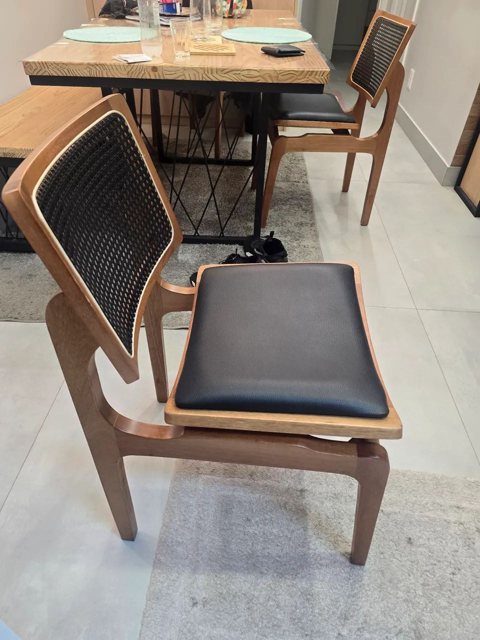 Kit com 3 cadeiras de madeira maciça com detalhes em preto