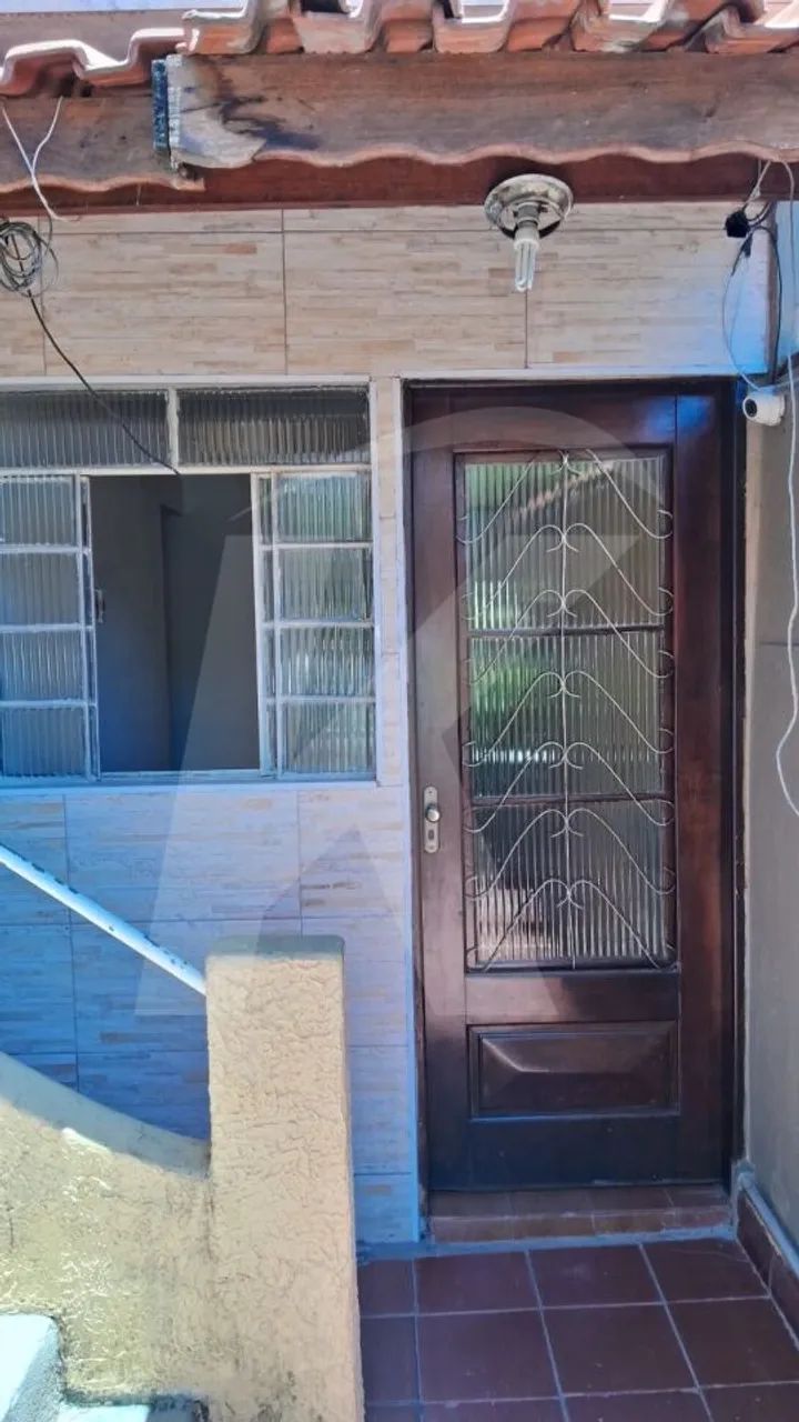 Casa com 1 quarto, sala, cozinha banheiro e área de serviço.