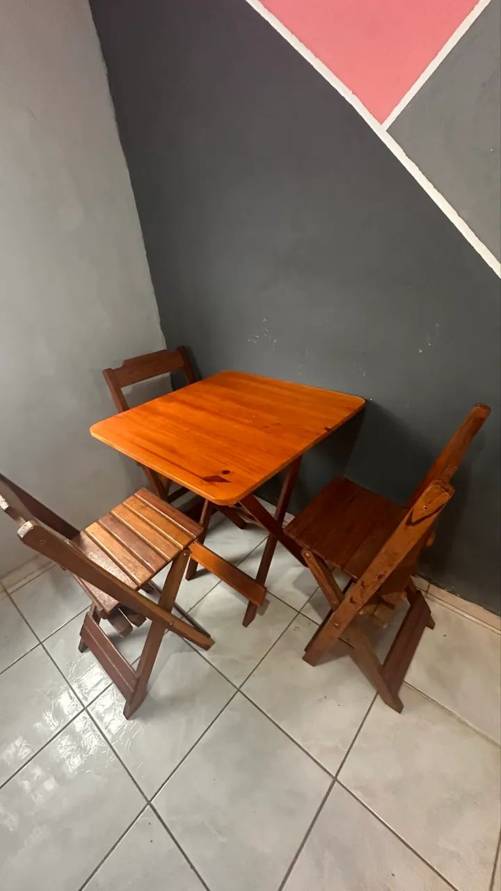 Mesa de madeira com 3 cadeiras dobráveis - Foto 2