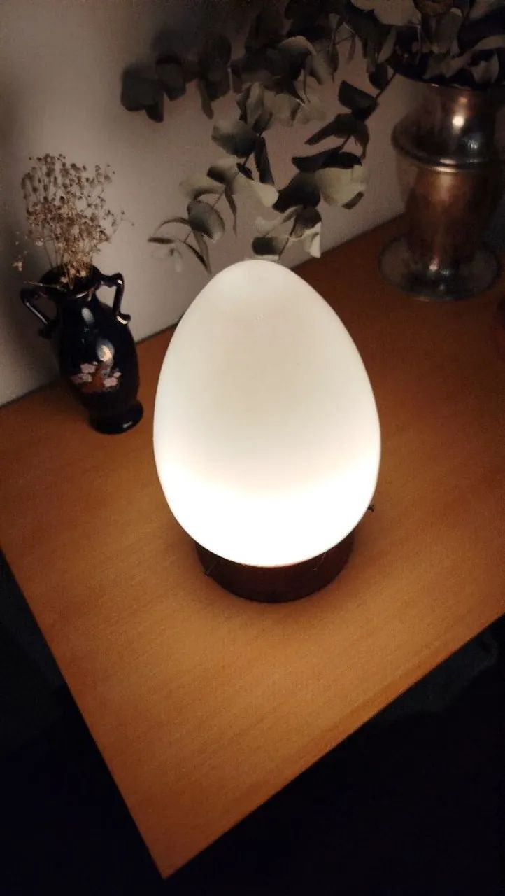 Luminária com base em madeira torneada segmentada, cúpula de opalina no formato oval - Foto 4
