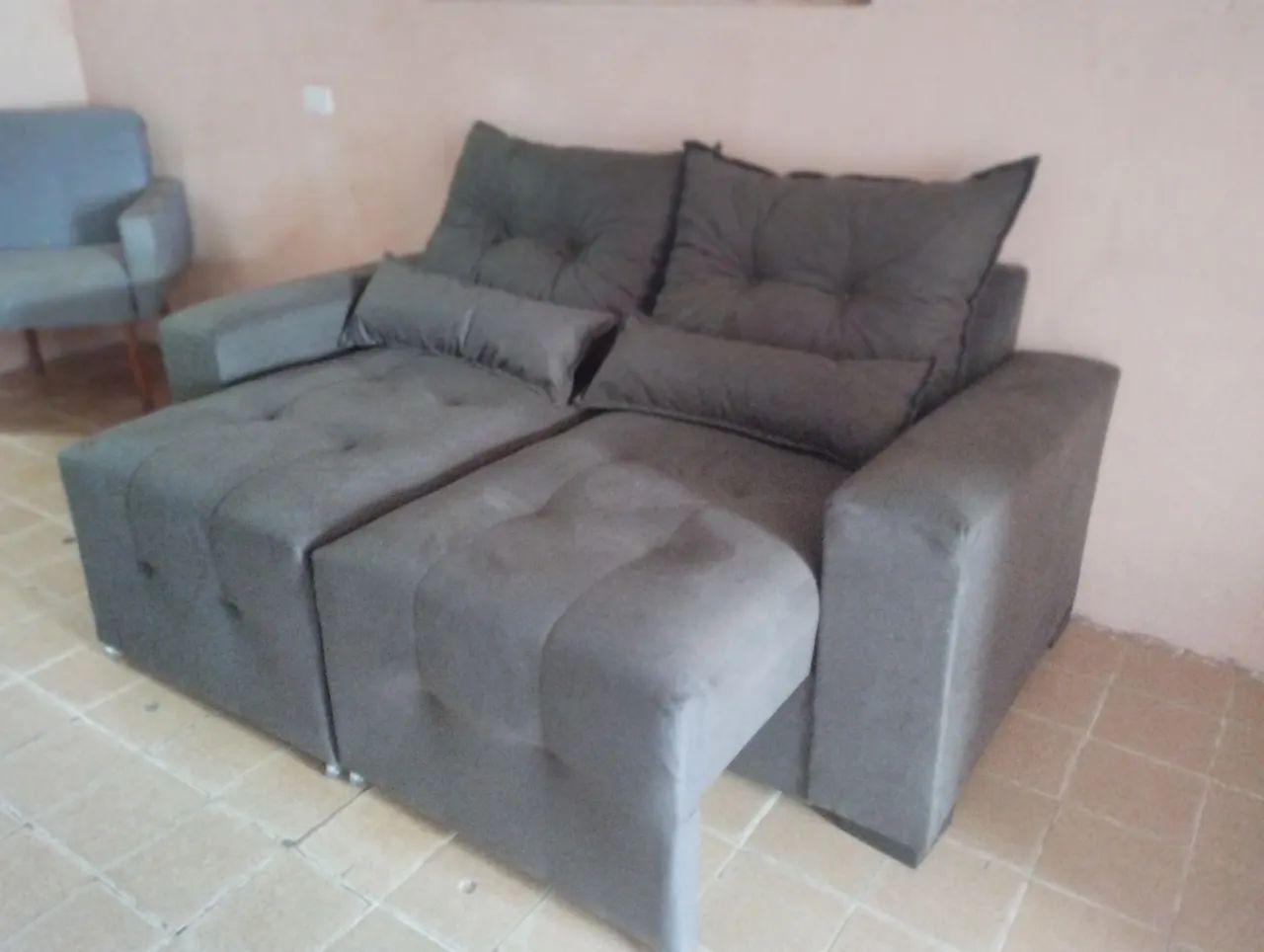Sofá retrátil novo + puff de brinde