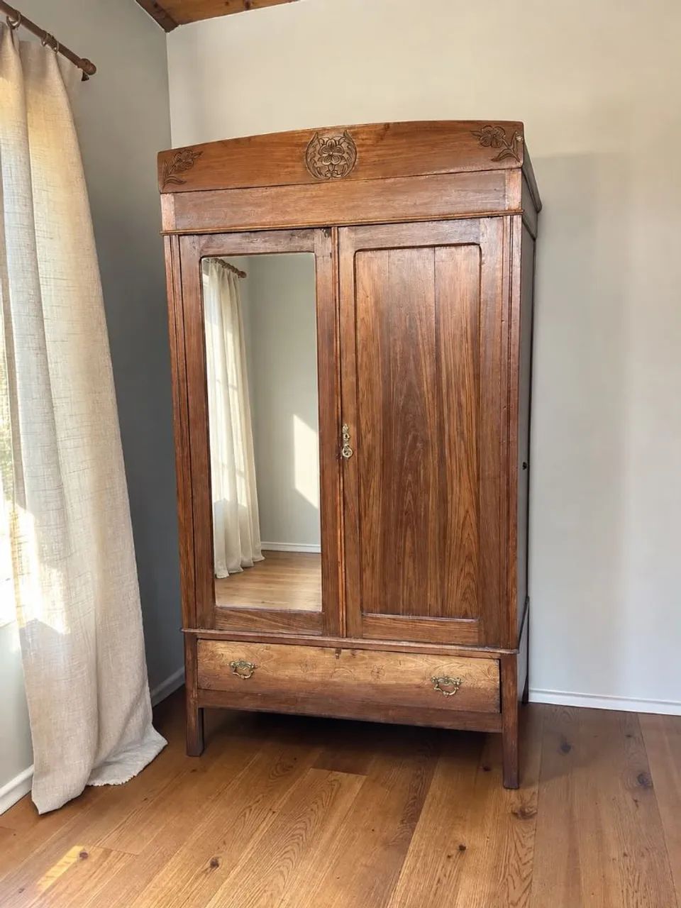 Guarda roupa antigo.  - Foto 2