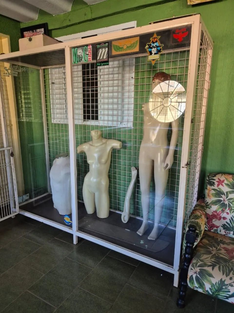 balcão e expositor de roupa de aço + manequins  - Foto 2
