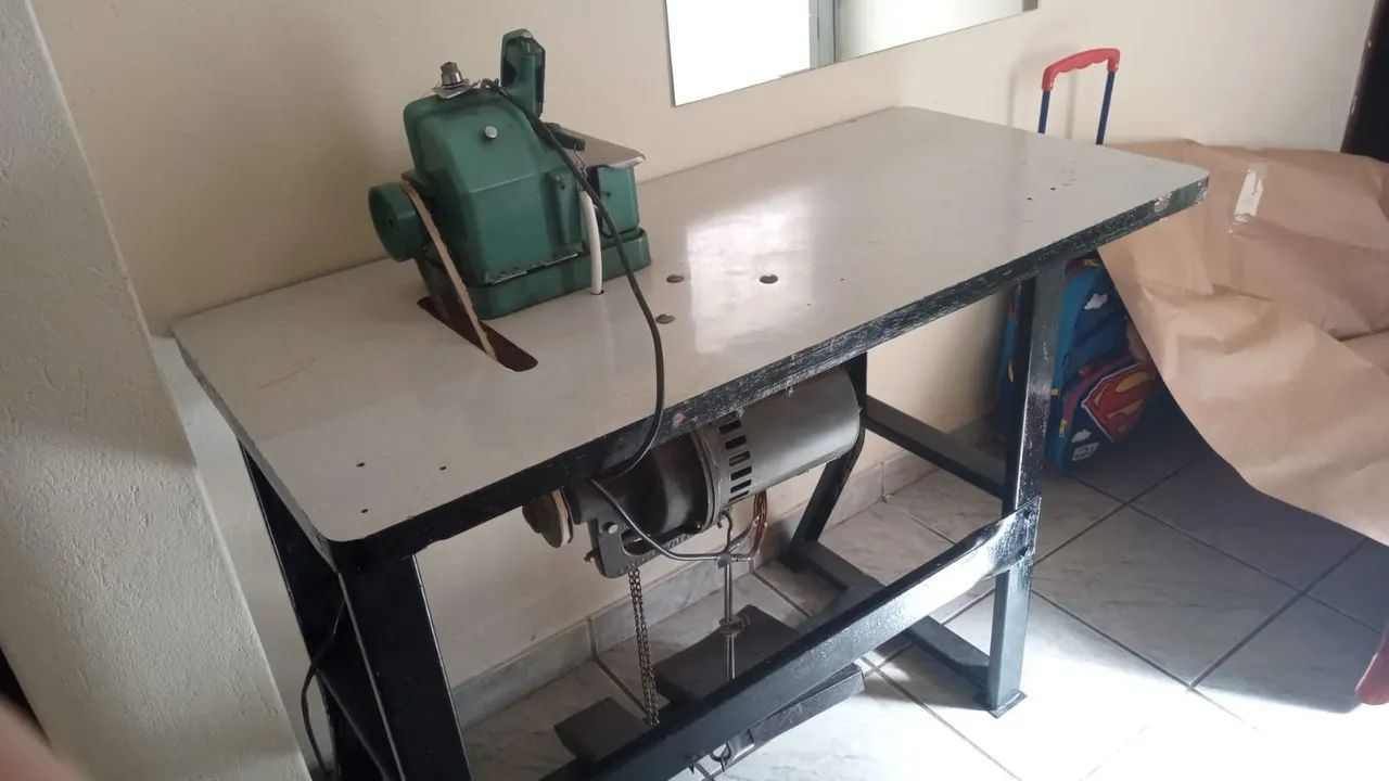 Maquina overlock  com mesa e motor  - Foto 3