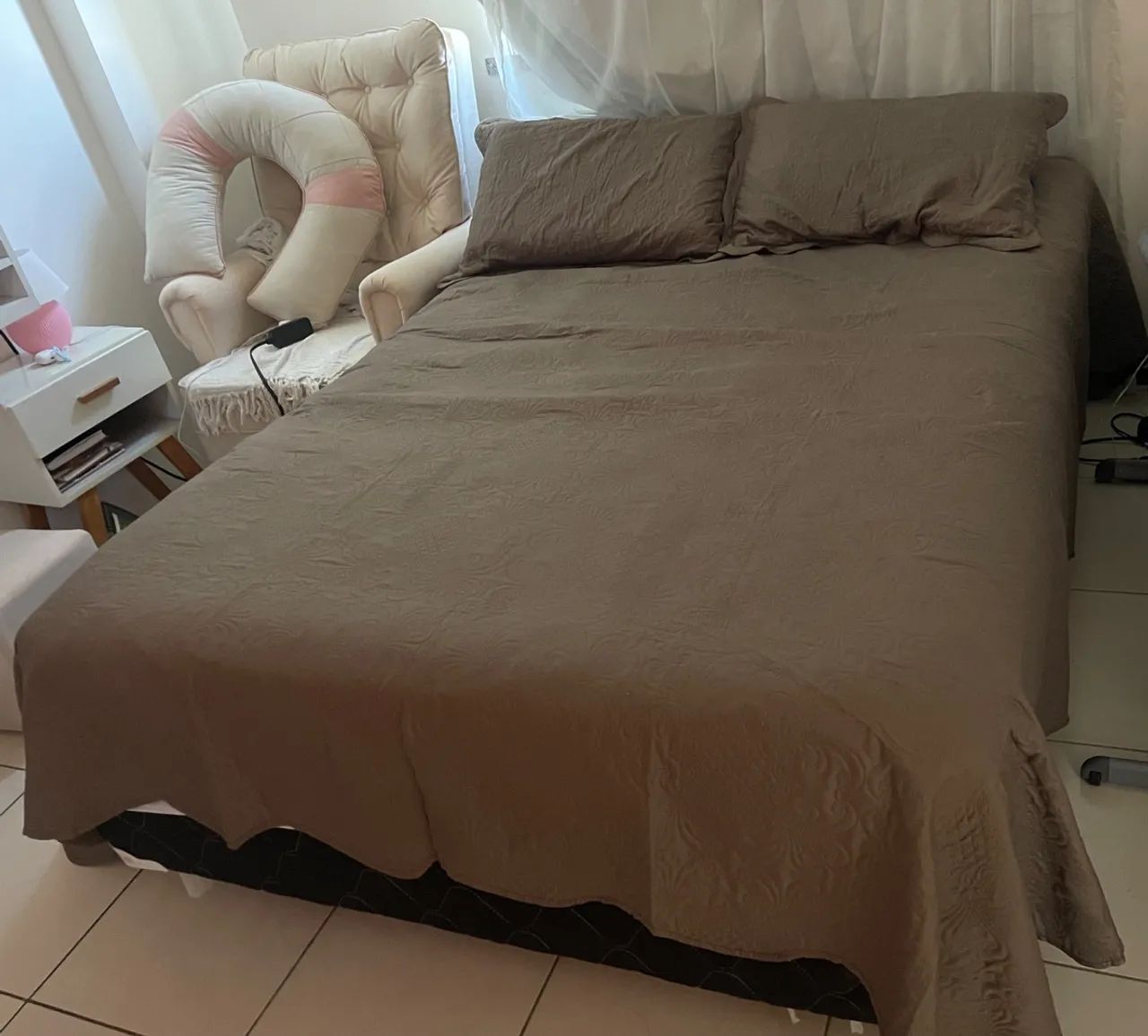CAMA BOX PADRÃO DE CASAL COM COLCHÃO.