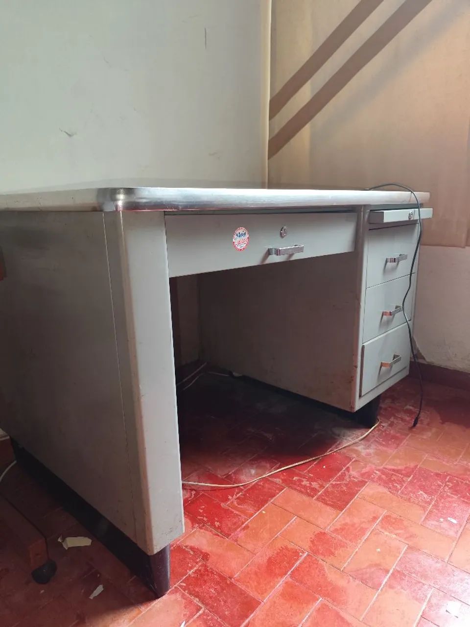 Escrivaninha em aço 
