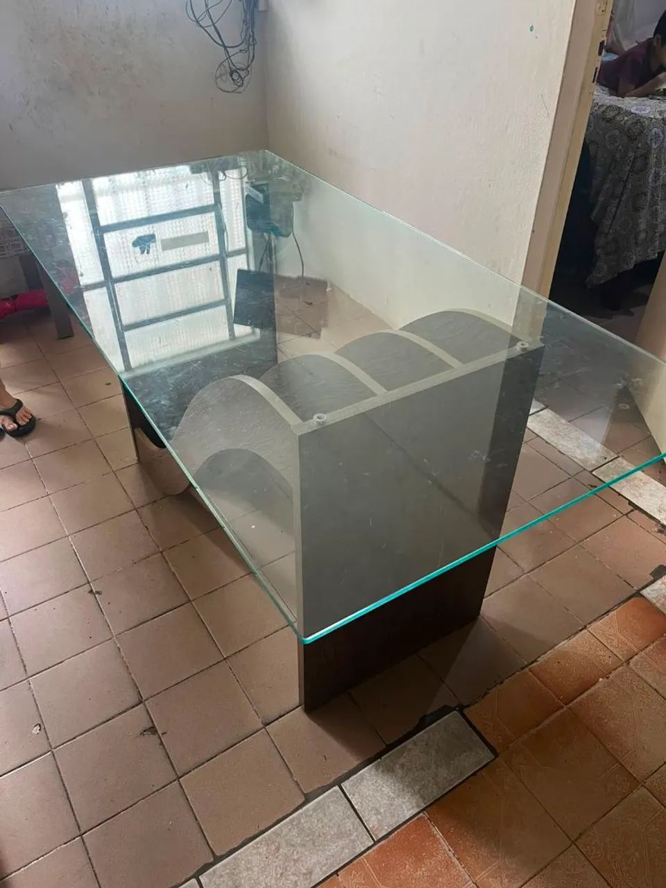 Mesa para 6 cadeiras de vidro temperado em perfeito estado...