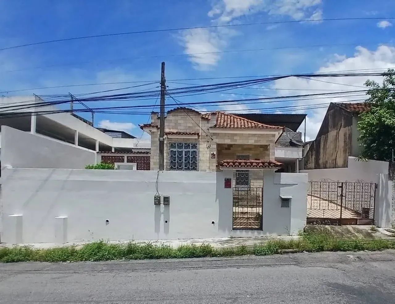 CAMARÃO - CASA LINEAR 3 QUARTOS 4 VAGAS DE GARAGEM