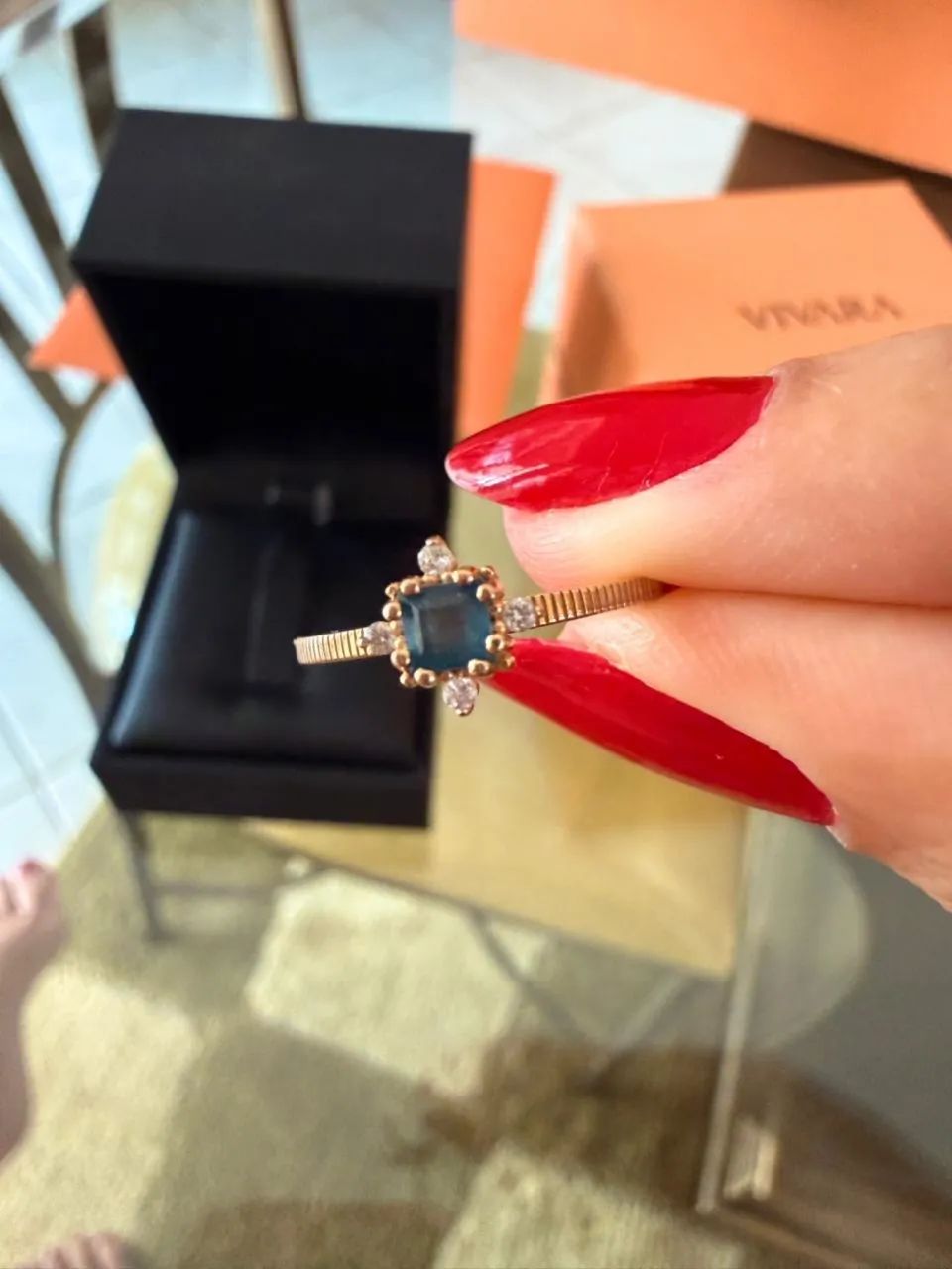 Anel Vivara Ouro Rosé 18K com Topázio London e 4 Diamantes.  Aro 13/14