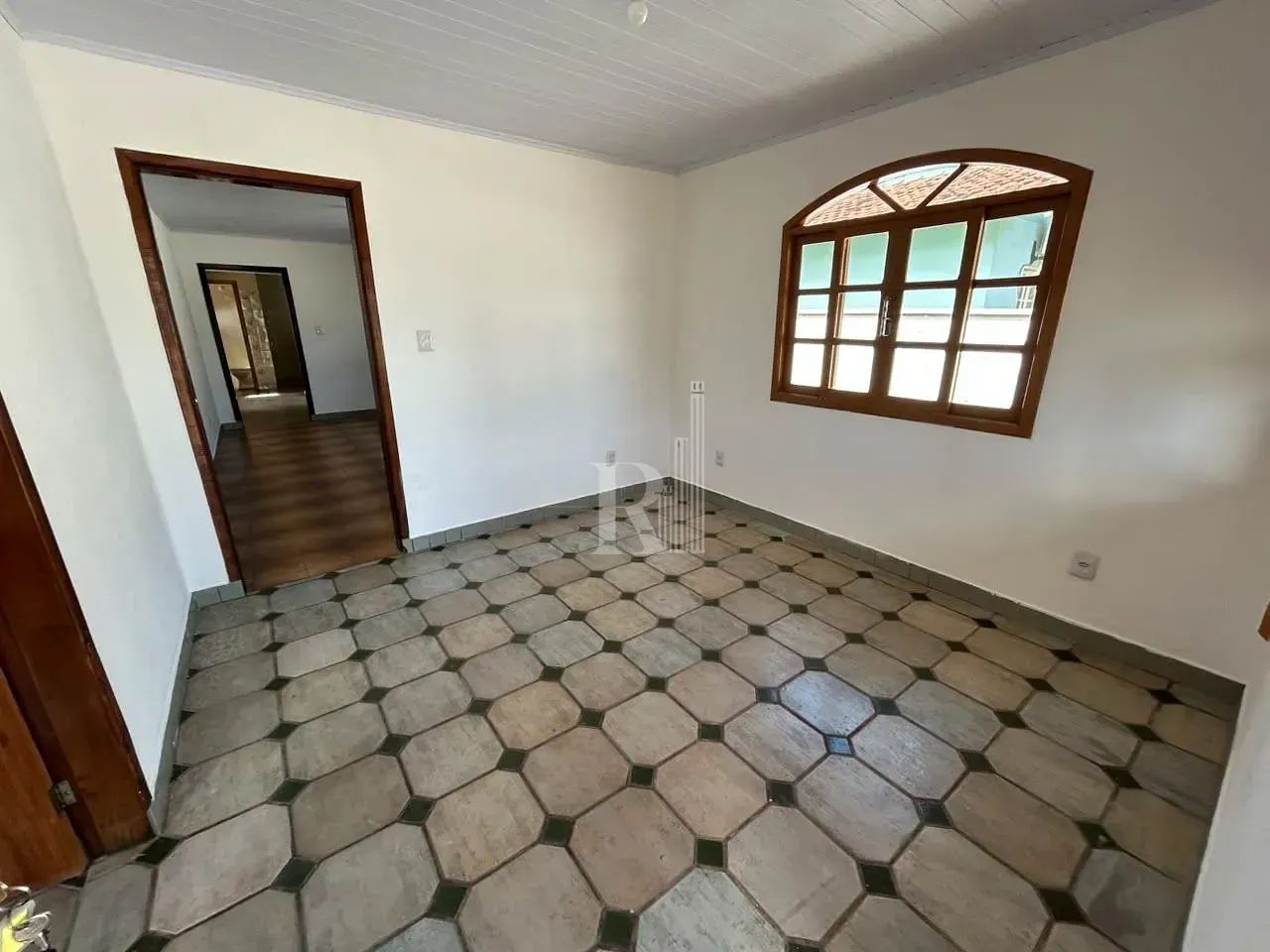 Casa com 03 dormitórios para locação com vaga de garagem coberta, próximo a escola, mercad - Foto 5