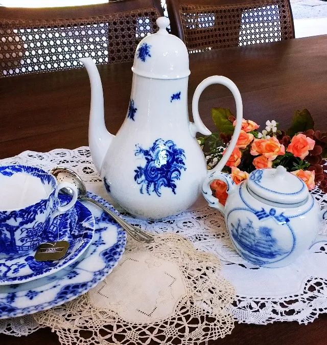 LOTE DE 300 PEÇAS DE PORCELANAS ANTIGAS