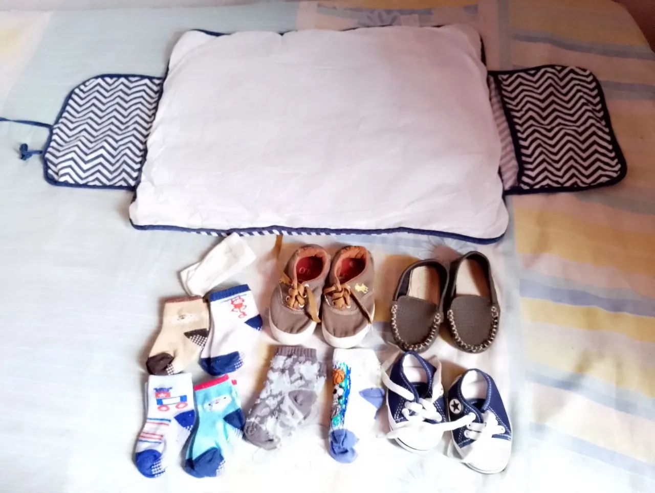Lote de roupas de bebe + ninho redutor e almofada de amamentação  - Foto 4