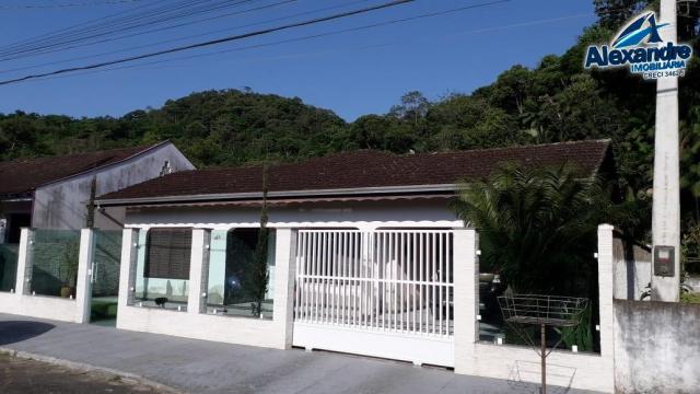 Casa com piscina no centro de guaramirim.