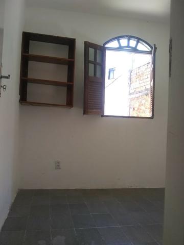 Casa 2/4 na rua Rua km 17 de Itapuã - Foto 2
