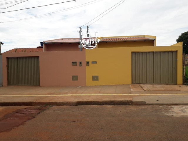 CASA COM ENTRADA FACILITADA NO VILLAGE GARAVELO.