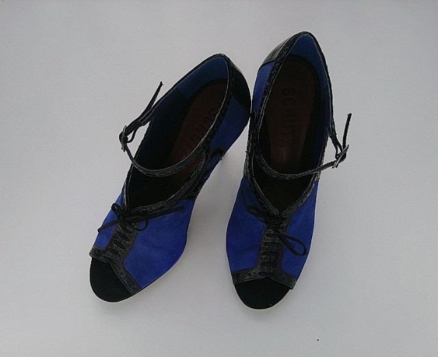 sapato peep toe bicolor da schutz - Foto 2