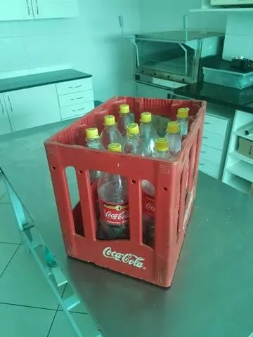 Caixa de coca cola retornáveis de 2 litros, com 9 garrafas vazias 