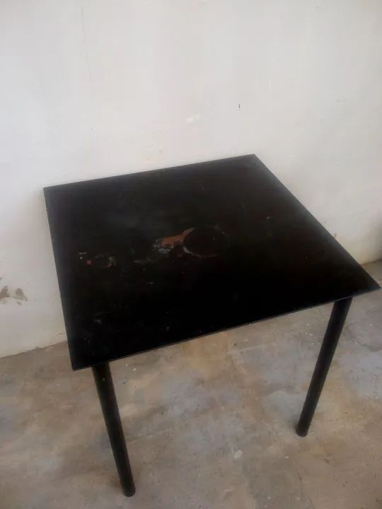 Mesa de ferro pequena, ótima para apartamento!