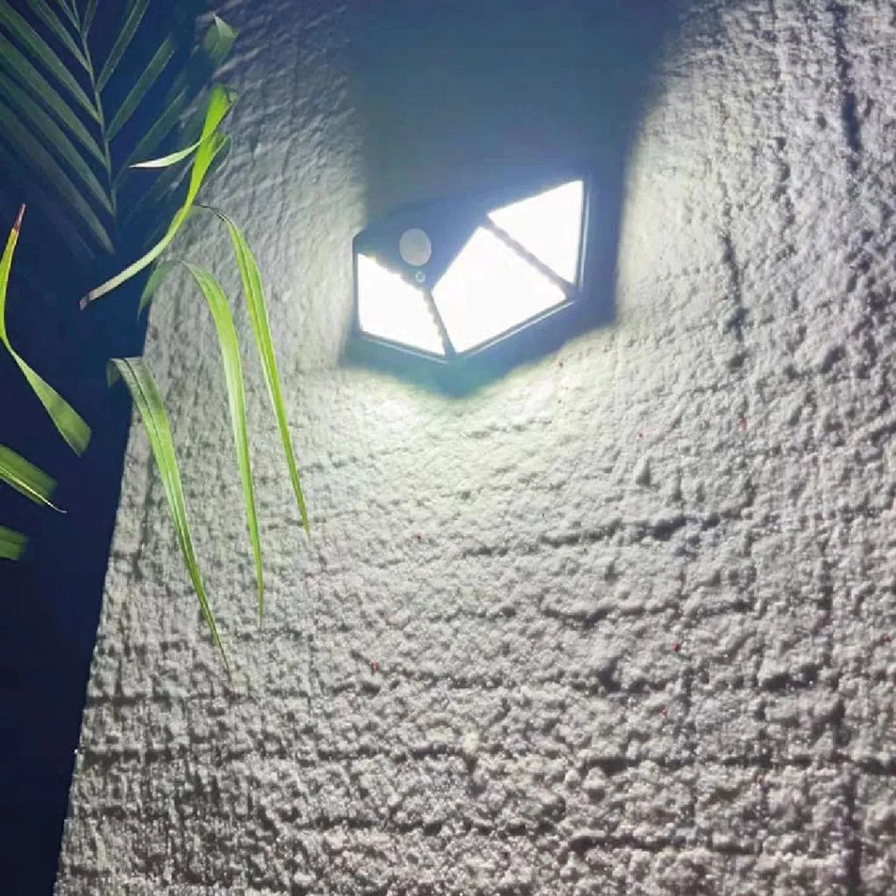 Luminária Solar 100 LEDs com sensor de Presença  - Foto 2