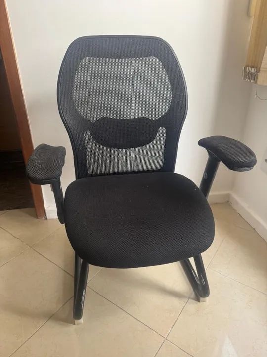 uma cadeira EXECUTIVO com braços na cor preta para escritório