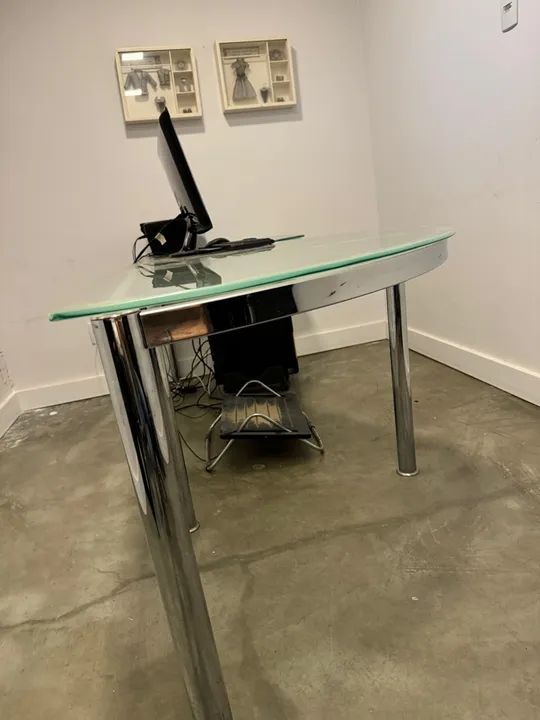 MESA COM BASE CROMADA E TAMPO DE VIDRO MODERNO - Foto 2