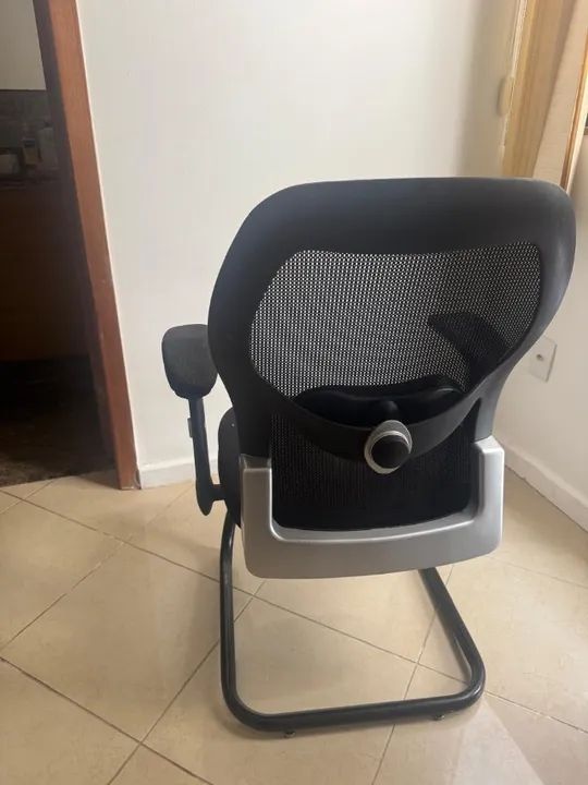 uma cadeira EXECUTIVO com braços na cor preta para escritório - Foto 3