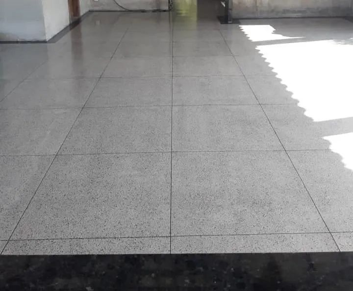 Trabalho com acabamento de piso de granilite 