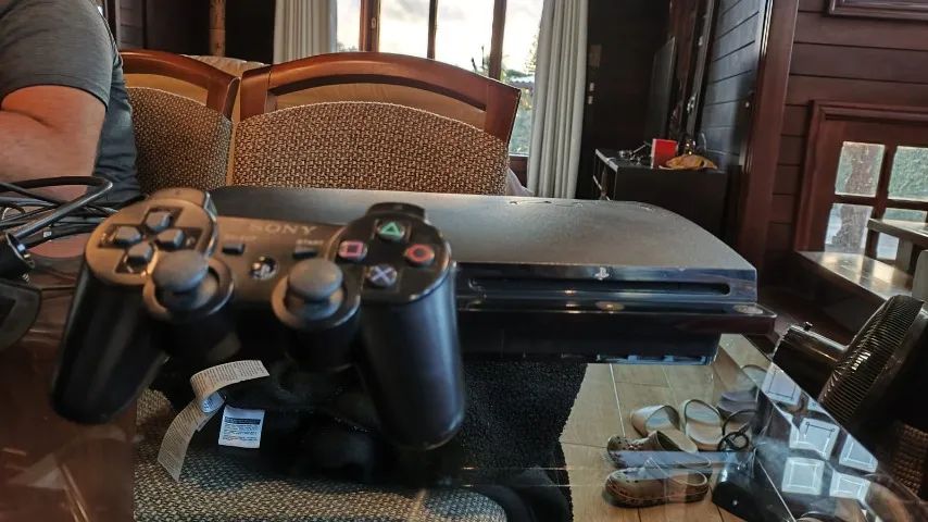 PlayStation 3 Slim 111GB + 3 Controles