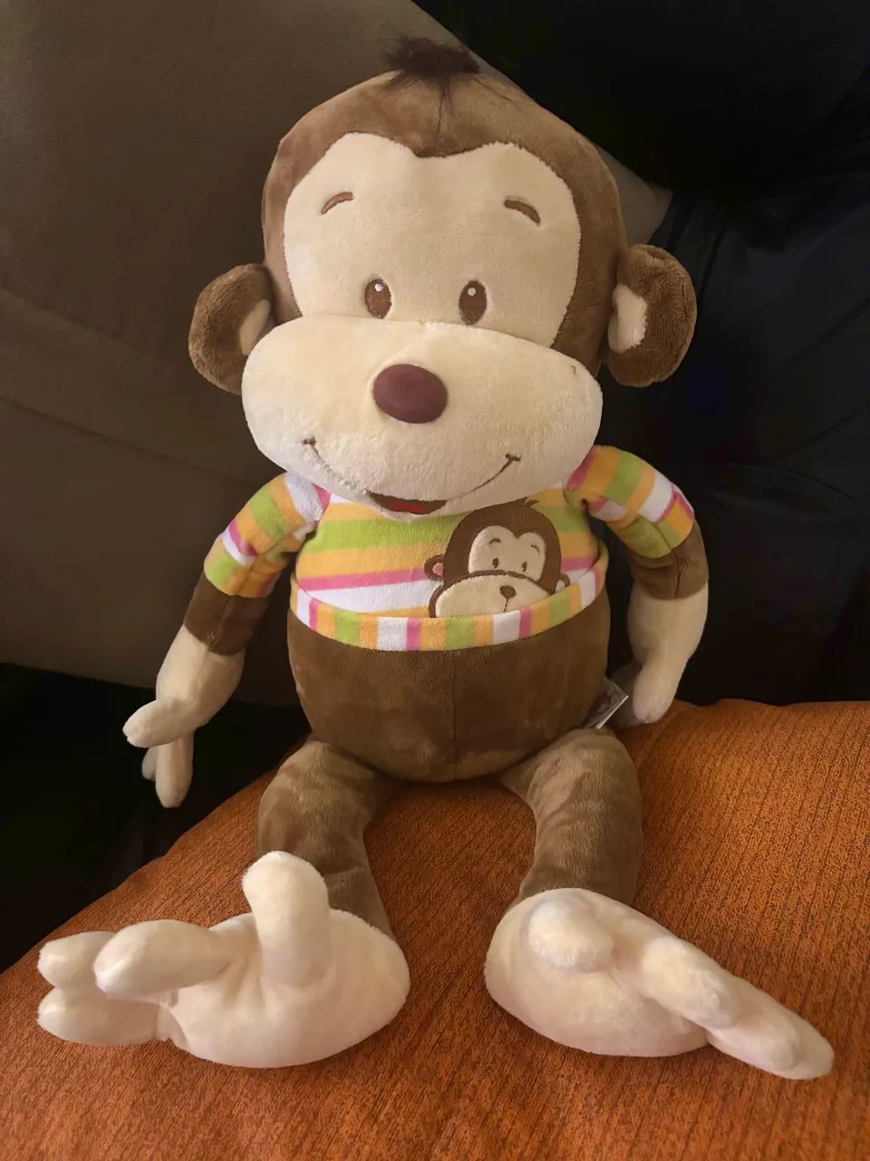 Macaquinho de pelúcia