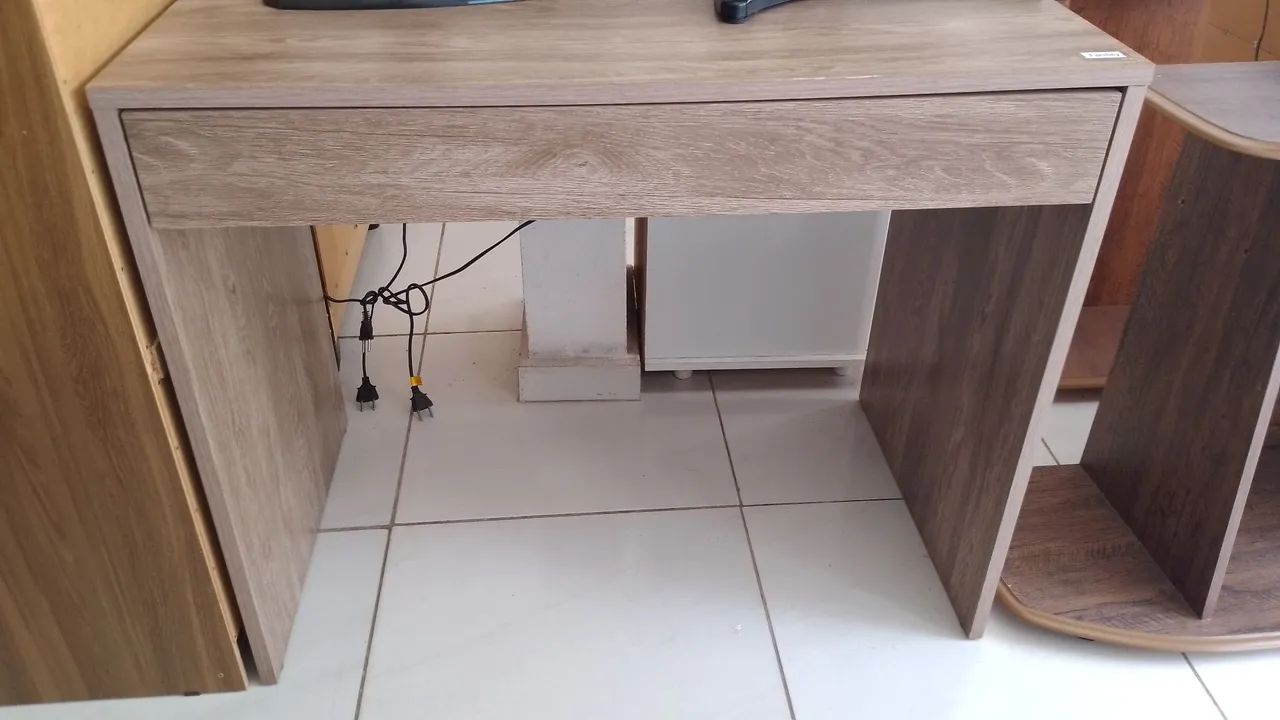 Escrivaninha com gaveta grande a pronta entrega 