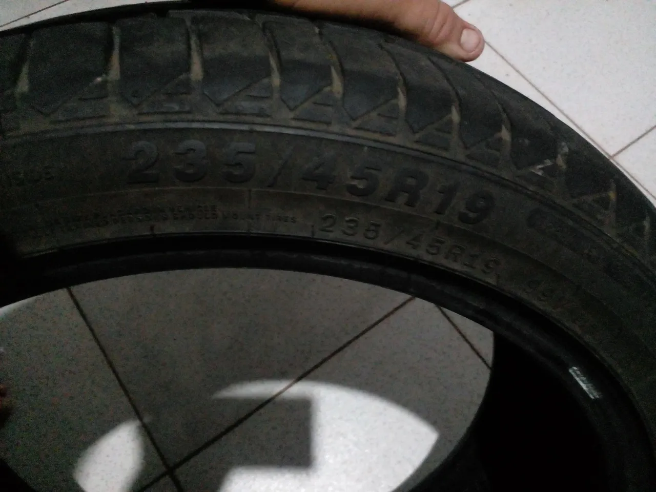 Pneu 235/45R19