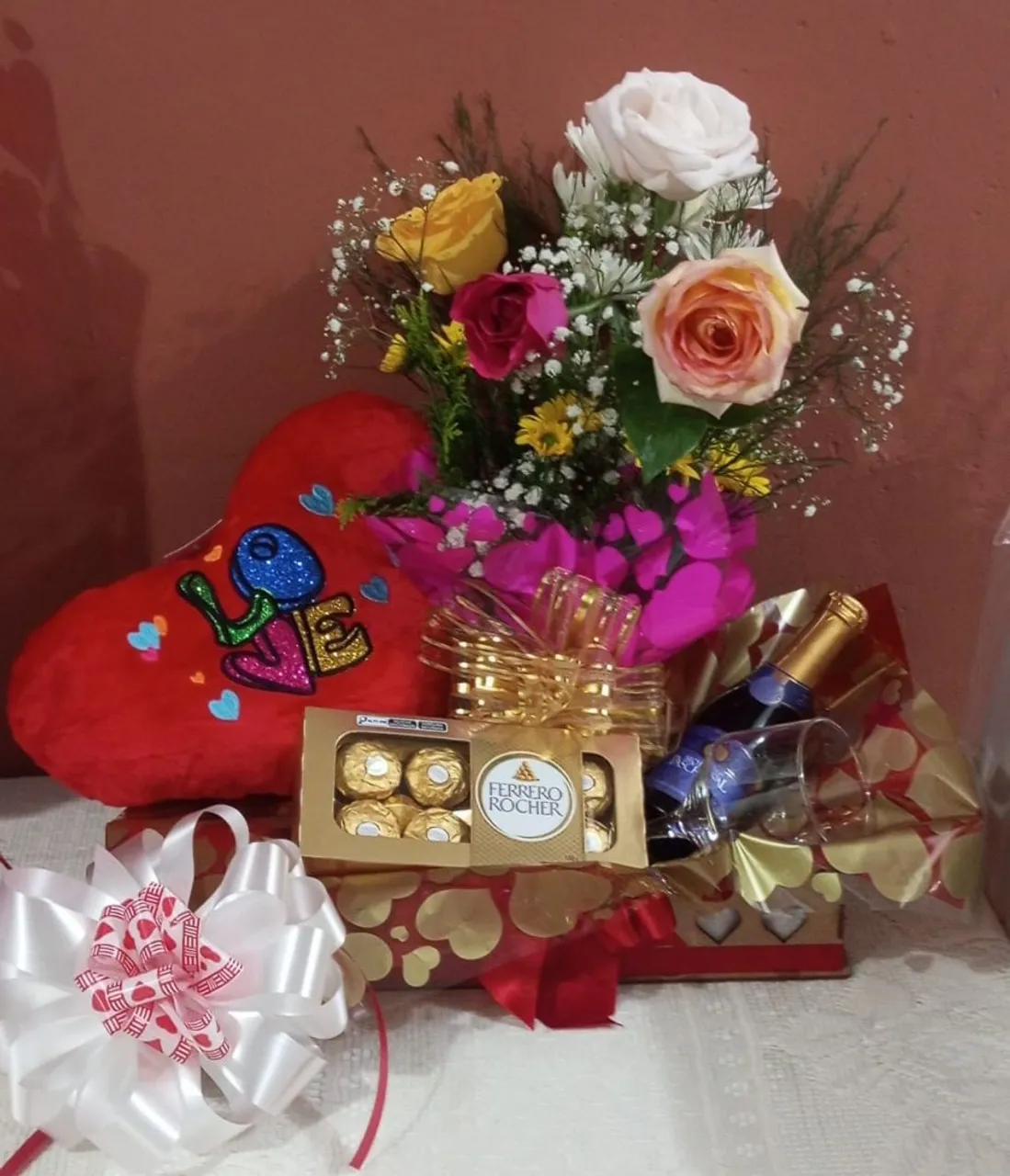 Cesta de Presente Romântica - Flores, Chocolate e Espumante