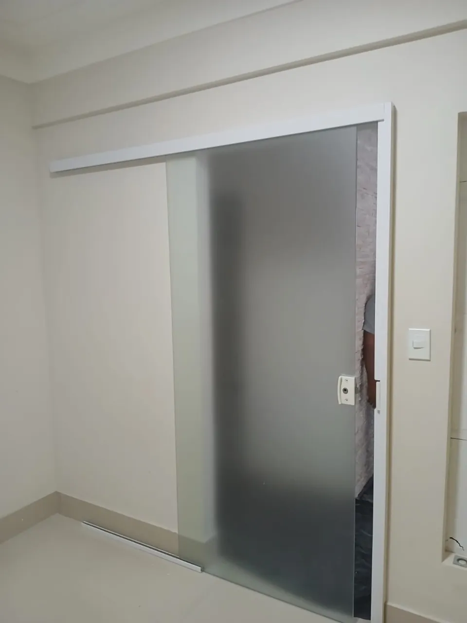 Porta de correr de vidro para organização
