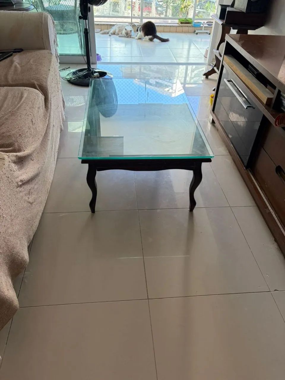 Mesa de Centro. Madeira e com vidro .