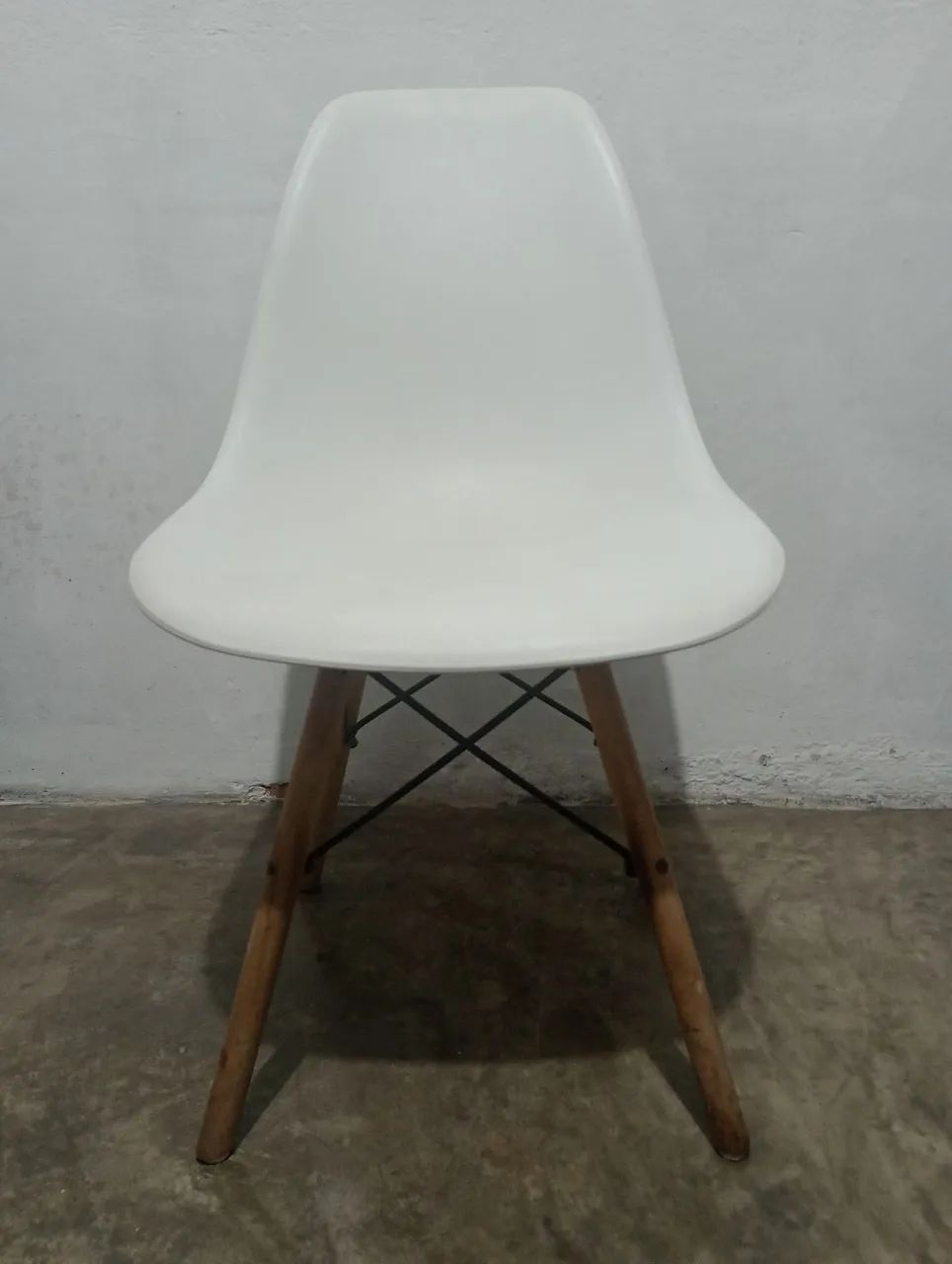 Cadeira Eifell branca, conjunto com 4 e mesa