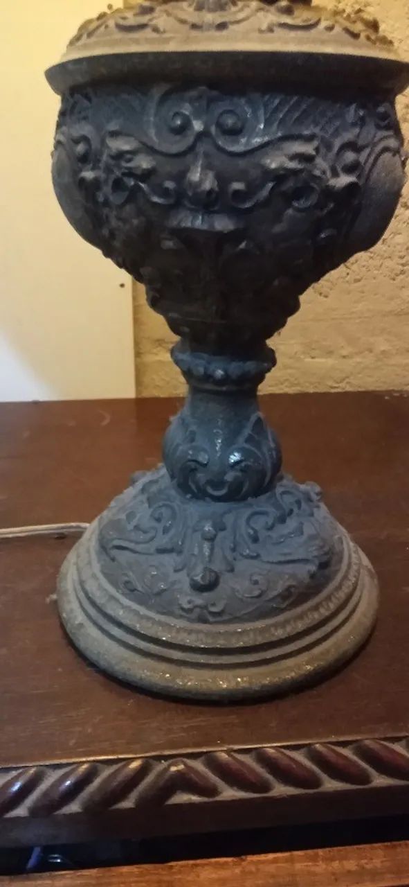 Antigo e raro abajur em bronze ricamente decorado em baixo relevo - Foto 3